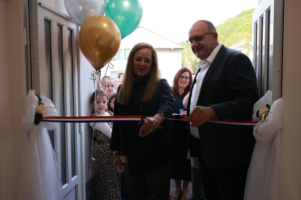 <p>Traku su zajednički presjekli Tamara Romac Zlodre i Ivan Bugarin</p>