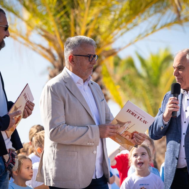<p>Autori slikovnice Vladimir Davidenko,&nbsp;Miro Radalj&nbsp;i župan Blaženko Boban</p>
