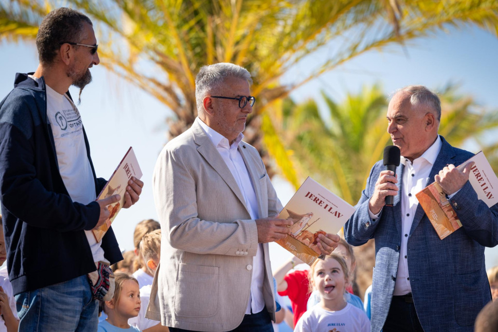<p>Autori slikovnice Vladimir Davidenko,&nbsp;Miro Radalj&nbsp;i župan Blaženko Boban</p>
