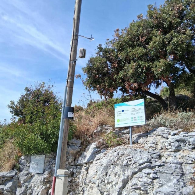 <p>Nakon meteorolo&scaron;kih stanica, postavljene su i ploče</p>