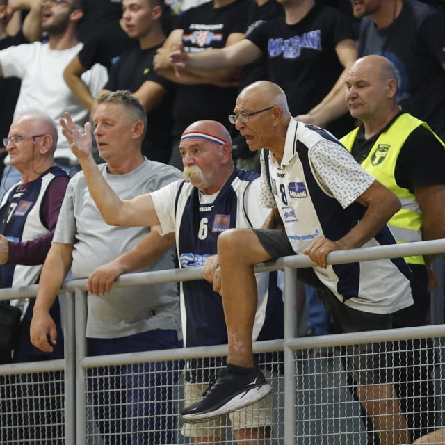 <p>Sinj, 270926.<br>
Sportska dvorana Ivica Glavan Ico.<br>
Ko&scaron;arkaska utakmica 1. kola SuperSport Premijer lige, KK Alkar Sinj - KK Cibona.<br>
Na fotografiji: navijači.<br>