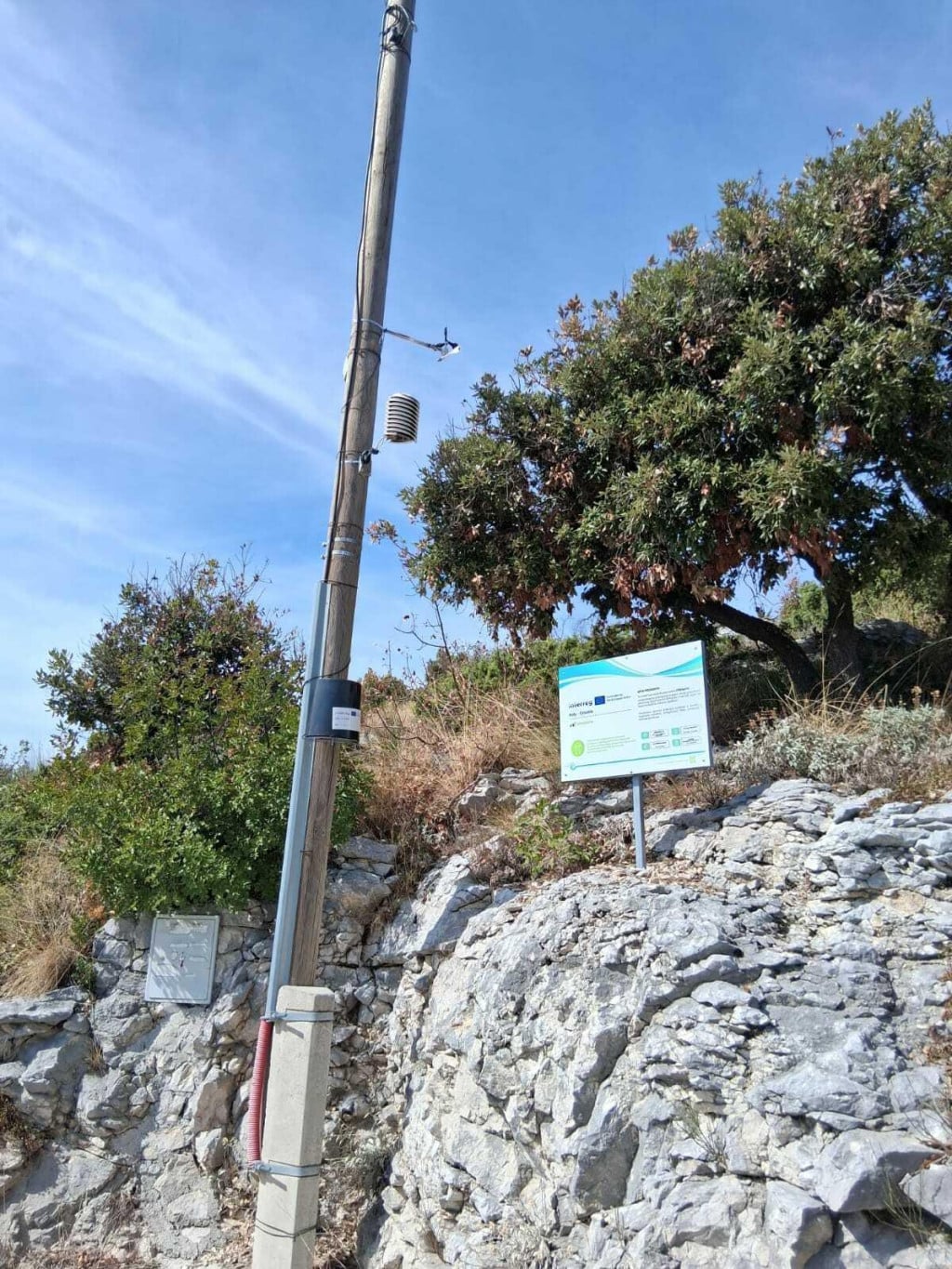<p>Nakon meteorolo&scaron;kih stanica, postavljene su i ploče</p>