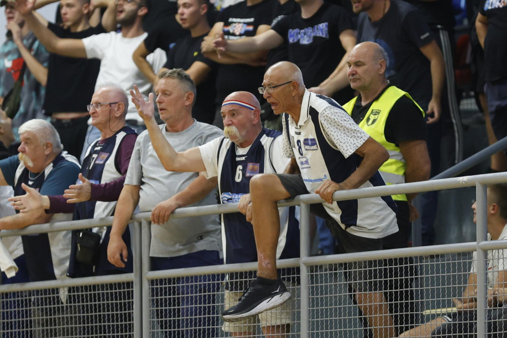 <p>Sinj, 270926.<br>
Sportska dvorana Ivica Glavan Ico.<br>
Ko&scaron;arkaska utakmica 1. kola SuperSport Premijer lige, KK Alkar Sinj - KK Cibona.<br>
Na fotografiji: navijači.<br>