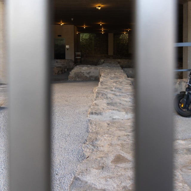 <p>Arheolo&scaron;ko nalazi&scaron;te ispod zgrade zatvoreno je metalnom ogradom. A tu je i romobil</p>