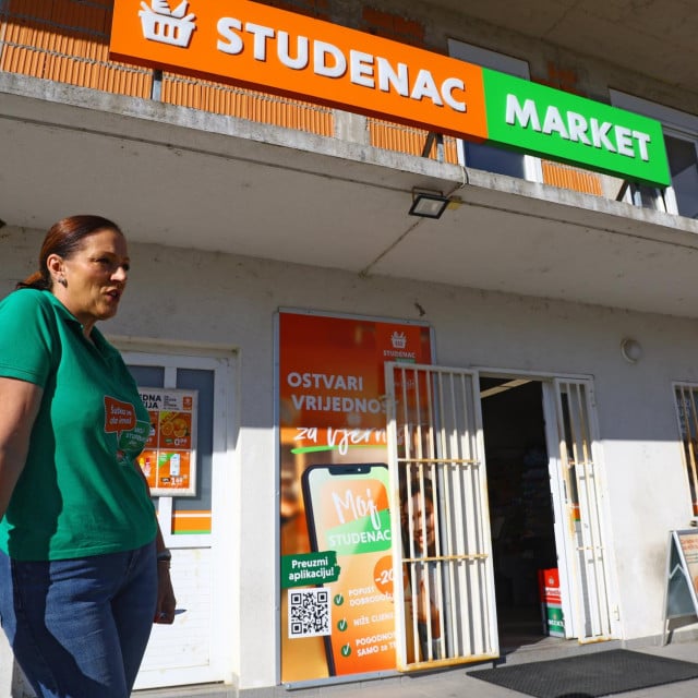 <p>Ispred prodavaonice Studenca u Turjacima</p>
