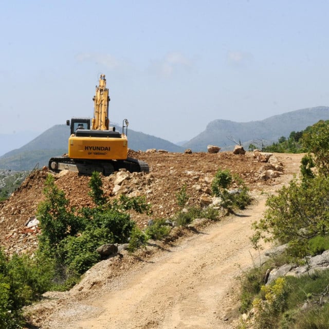 <p>Jo&scaron; davnih godina je na Osojniku (5 kilometara od Dubrovnika) svecano obiljezeno potpisivanje ugovora i pocetak radova na dionici autoceste Dubrovnik - Doli, autoceste A1 Zagreb - Split - Dubrovnik.<br>