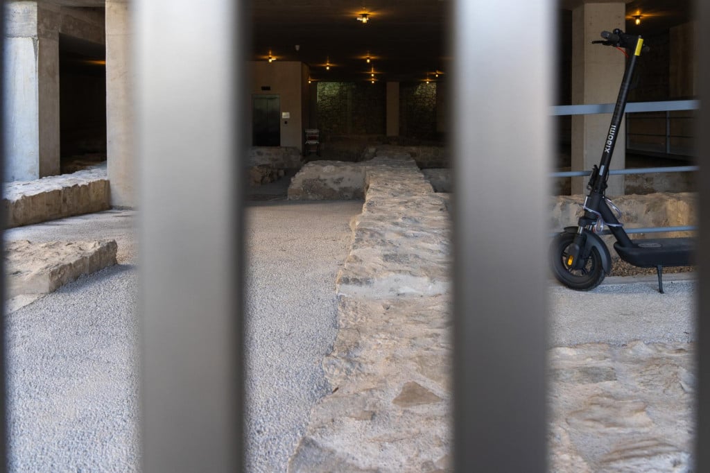 <p>Arheolo&scaron;ko nalazi&scaron;te ispod zgrade zatvoreno je metalnom ogradom. A tu je i romobil</p>
