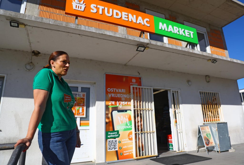 <p>Ispred prodavaonice Studenca u Turjacima</p>