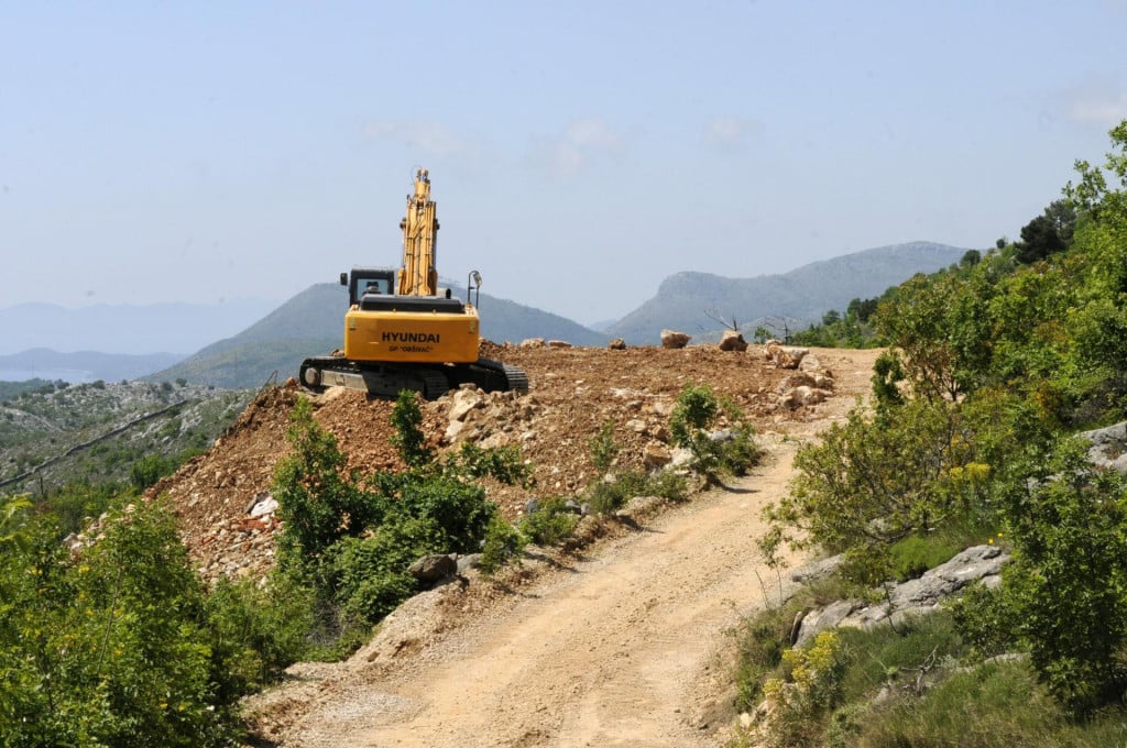 <p>Jo&scaron; davnih godina je na Osojniku (5 kilometara od Dubrovnika) svecano obiljezeno potpisivanje ugovora i pocetak radova na dionici autoceste Dubrovnik - Doli, autoceste A1 Zagreb - Split - Dubrovnik.<br>