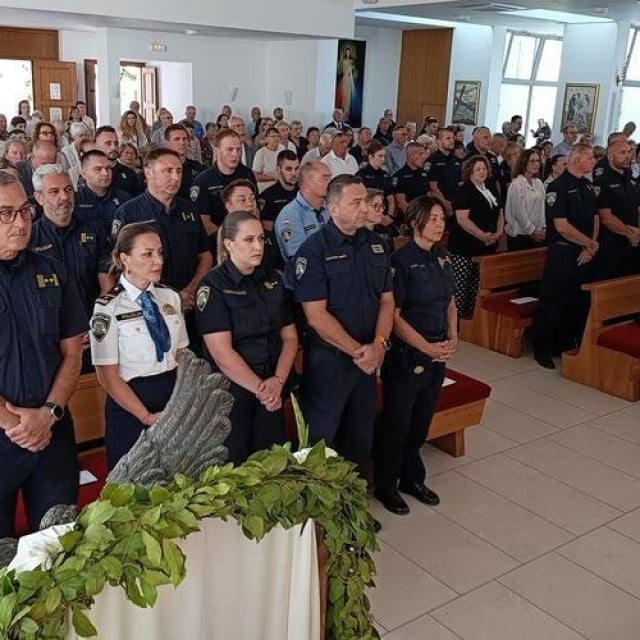 <p>Polaganjem vijenaca i svečanom svetom misom obilježen Dan policije</p>