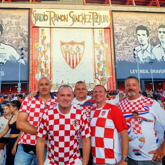 <p>Ekipa iz Dubrovnika ispred stadiona u Sevilli - Đani Kolendić, Antun Pavi&scaron;a, Đivo Dimnić, Mario Roko i Jadranko Kre&scaron;ić</p>
