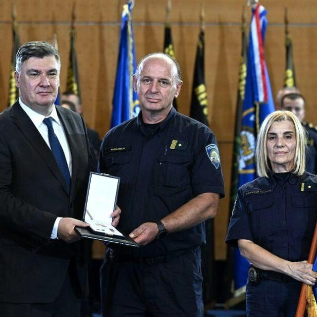 <p>Zoran Milanović Redom Bana Jelačića odlikovao Policijsku postaju Ploče</p>