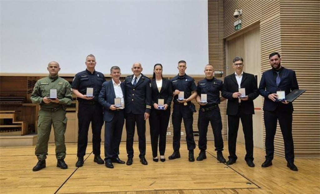 <p>Nagrađeni policajci: Velimir Cvitanović, Jure Merčep, Nikola Begić, Petar Režić, Ivan &Scaron;o&scaron;o, Maja Belaić i Ante Križan</p>