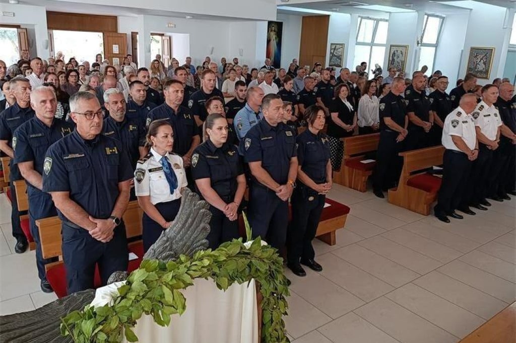 <p>Polaganjem vijenaca i svečanom svetom misom obilježen Dan policije</p>