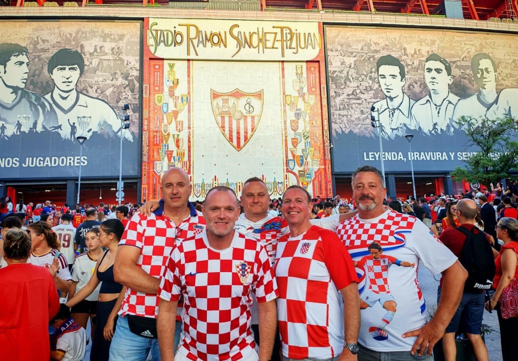 <p>Ekipa iz Dubrovnika ispred stadiona u Sevilli - Đani Kolendić, Antun Pavi&scaron;a, Đivo Dimnić, Mario Roko i Jadranko Kre&scaron;ić</p>