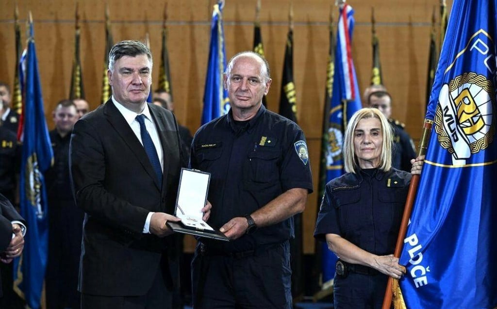 <p>Zoran Milanović Redom Bana Jelačića odlikovao Policijsku postaju Ploče</p>