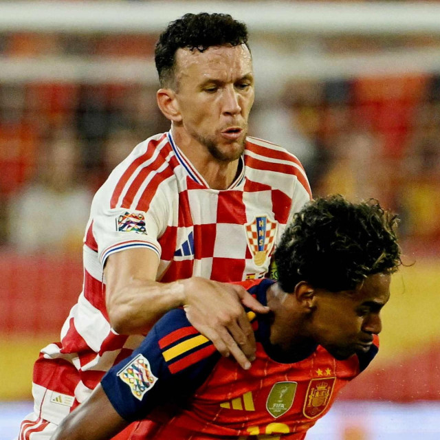 <p>Ivan Peri&scaron;ić i&nbsp; Lamine Yamal u duelu</p>
