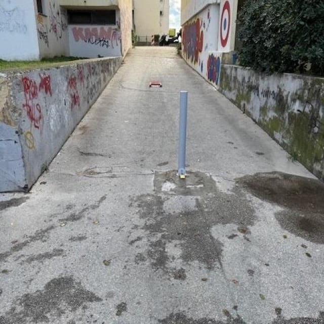 <p>Za&scaron;titni stupić, ulaz u pje&scaron;ačku zonu na Sućidru</p>