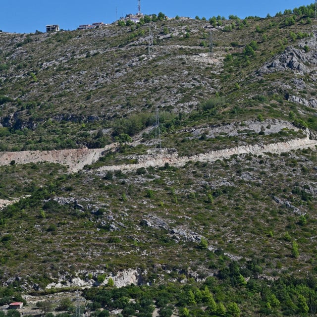 <p>Otpad građevinskog materijala&nbsp;iznad Knežice</p>