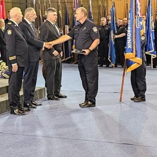 <p>Veliko priznanje su primili dana&scaron;nji rukovoditelji tih policijskih postaja&nbsp;Zlatko Bubalo, načelnik Policijske postaje Metković i Marijo Petković, načelnik Policijske postaje Ploče</p>