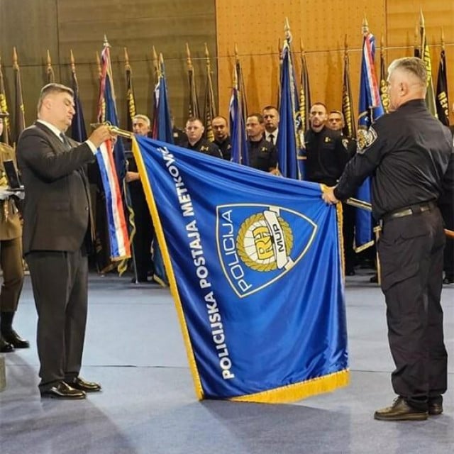 <p>Predsjednik Zoran Milanović odlikovao PP Metković i PP Ploče</p>