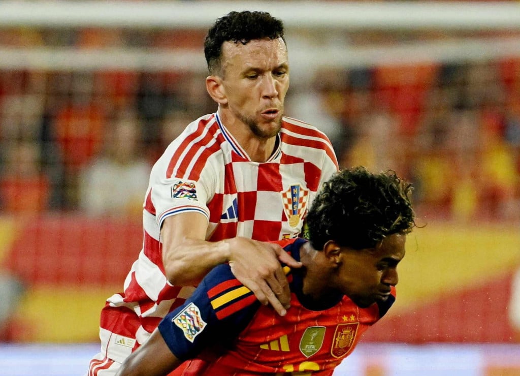 <p>Ivan Peri&scaron;ić i&nbsp; Lamine Yamal u duelu</p>