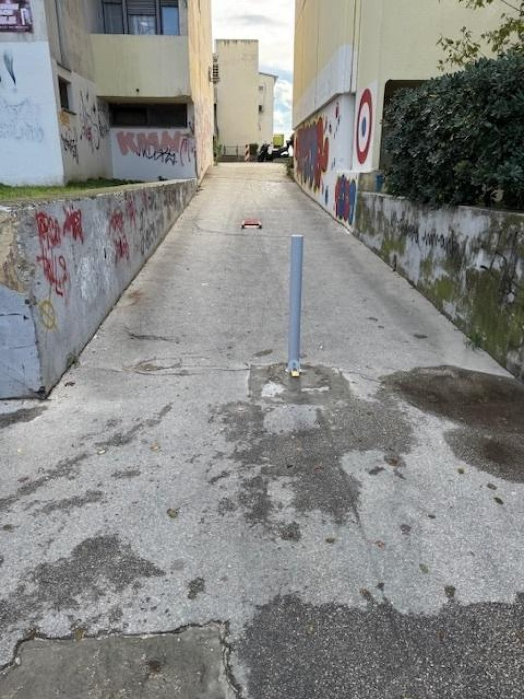 <p>Za&scaron;titni stupić, ulaz u pje&scaron;ačku zonu na Sućidru</p>