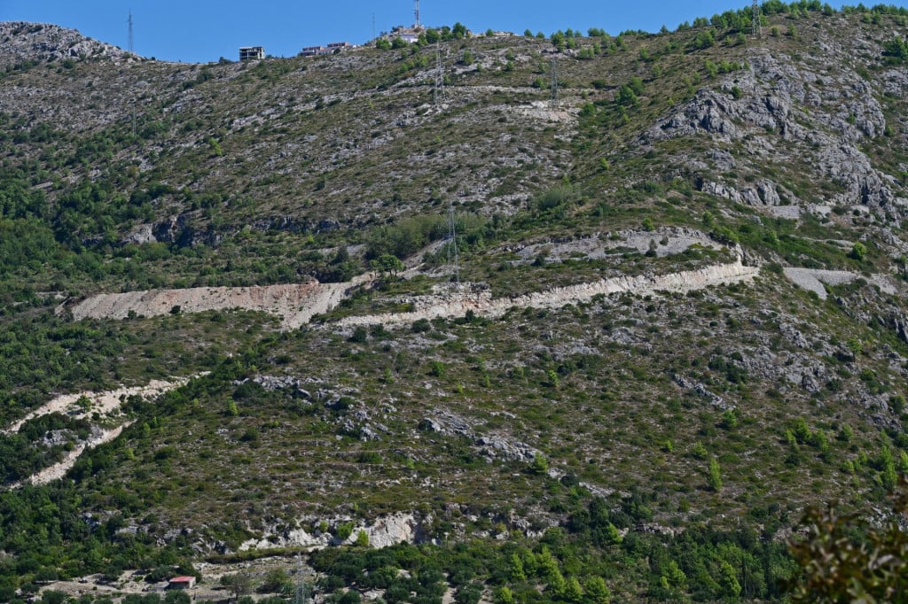 <p>Otpad građevinskog materijala&nbsp;iznad Knežice</p>