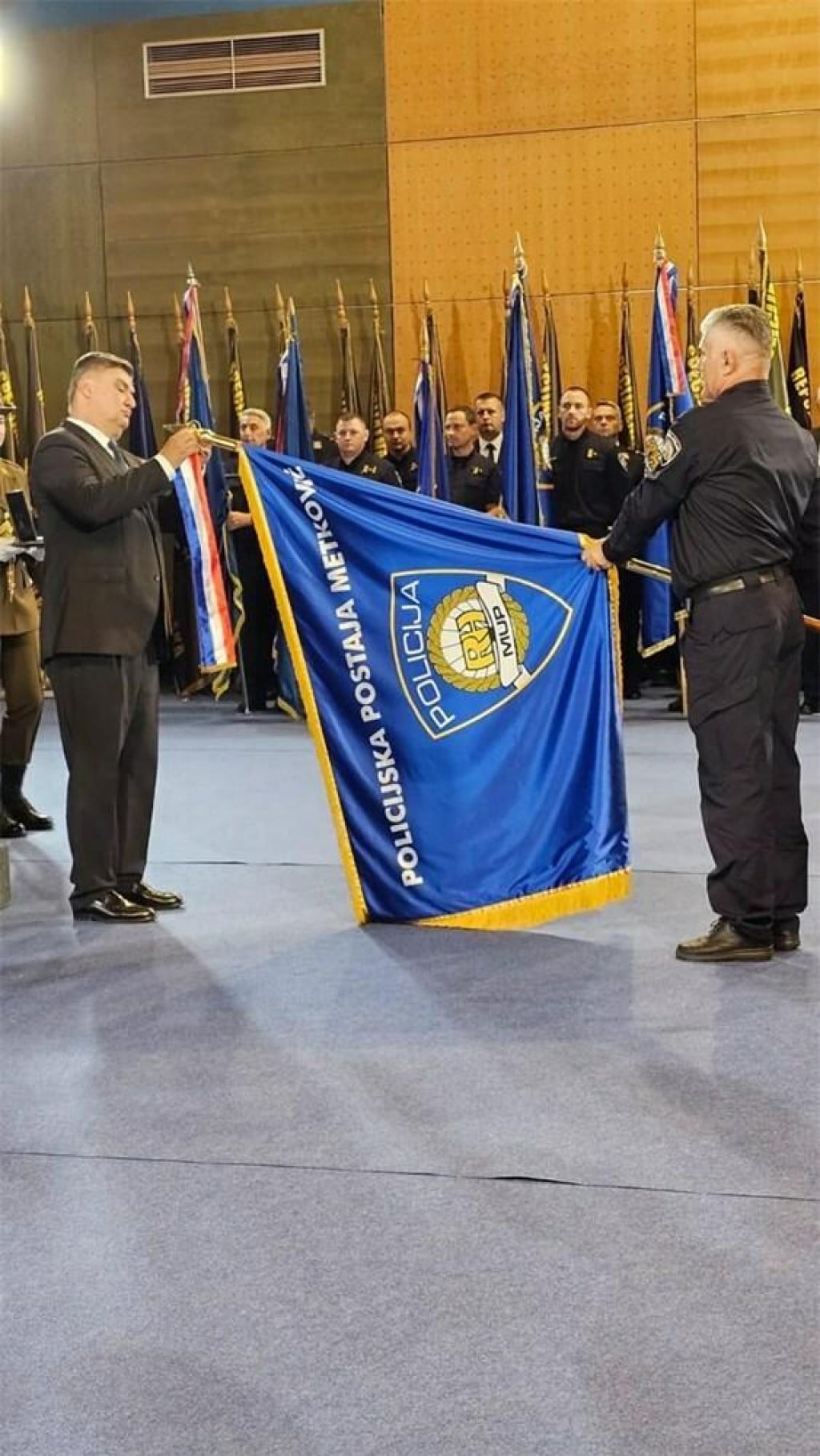 <p>Predsjednik Zoran Milanović odlikovao PP Metković i PP Ploče</p>