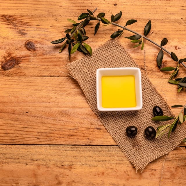 <p>Extra virgin olive oil, designation of origin Spain</p>
