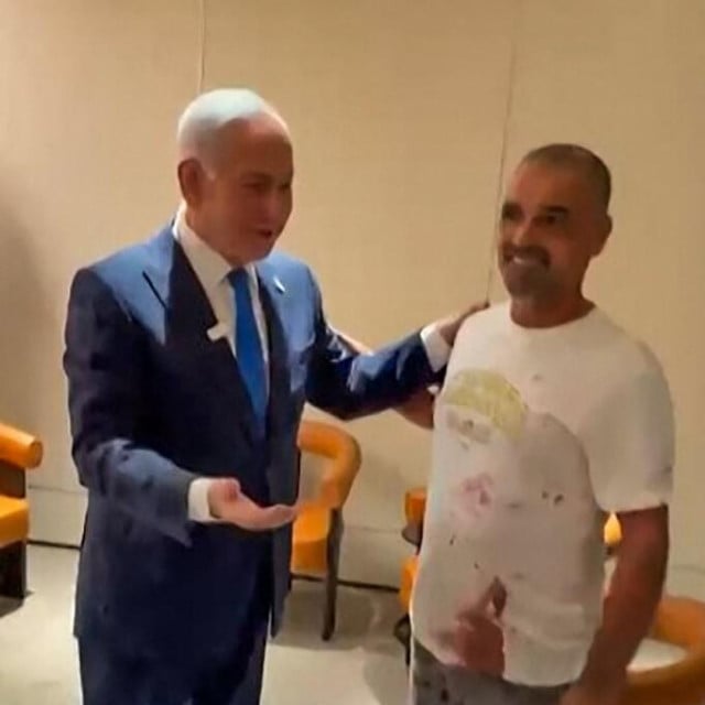 <p>&lsquo;Vidim lava, vidim velikog heroja!&lsquo;, usklknuo je&nbsp;Benjamin Netanyahu pri susretu s krvavim&nbsp;izraelskim putnikom&nbsp;Yanivom Hayunom&nbsp;koji je imao važnu ulogu u svladavanju terosrita&nbsp;</p>