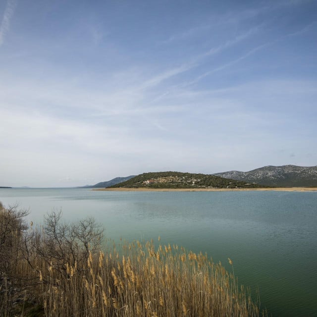 <p>Vransko jezero, 290322.<br>
Park prirode Vransko jezero, najvece je jezero u Hrvatskoj. Park je velik 57 km2, a najveci dio 30,02 km2 odnosi se na Vransko jezero.<br>
Na fotografiji: Detalji Vranskog jezera.<br>