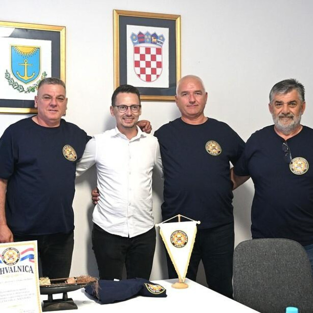 <p>Pripadnici ratne policije 1991. iz Ploča zahvalili gradonačelniku &scaron;to ih je Grad predložio za odlikovanje</p>