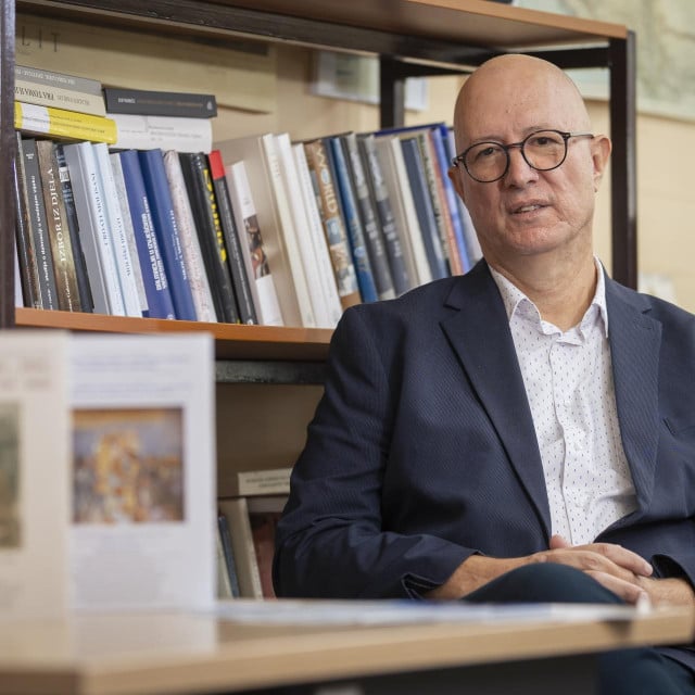 <p>Prof. dr. sc. Josip Vrandečić, predsjednik Književnog kluba Split: &rdquo;Najveći izazov s kojim se suočavamo jest zadržati kontinuitet visoke znanstvene, stručne i kulturne razine u vremenu opće komercijalizacije, digitalne povr&scaron;nosti i instant-kulture&rdquo;</p>