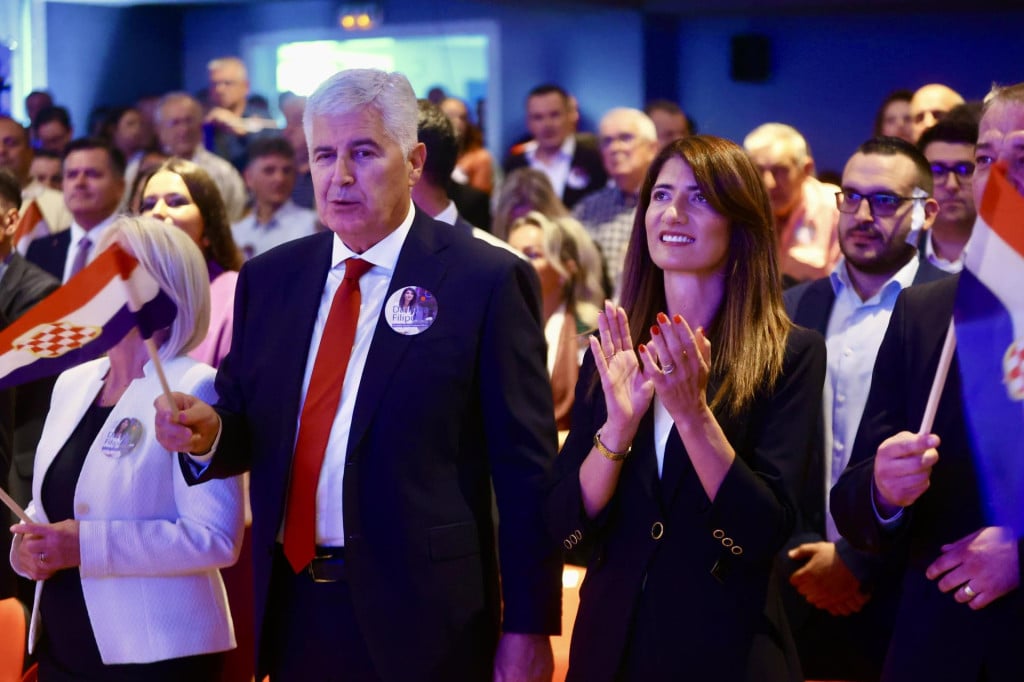 <p>Dragan Čović i&nbsp;Darijana Filipović: potonja se&nbsp;nije pokazala nikakvim političkim subjektom, nastupa u strogo kontroliranim uvjetima, a&nbsp;od medija bježi glavom bez obzira</p>