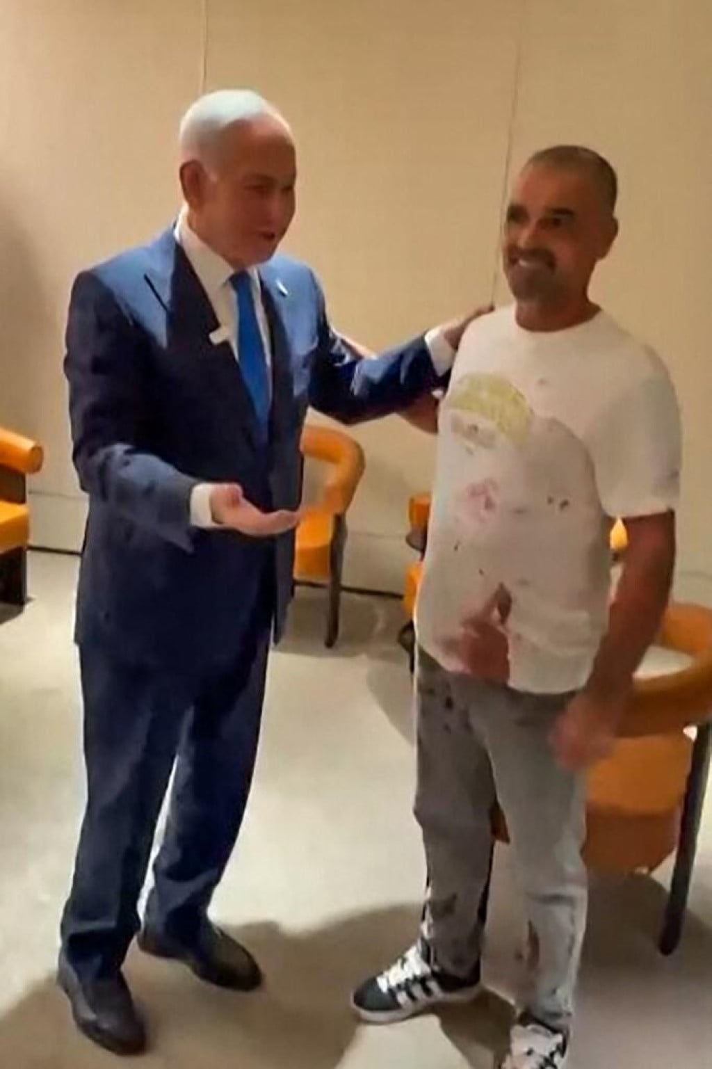 <p>&lsquo;Vidim lava, vidim velikog heroja!&lsquo;, usklknuo je&nbsp;Benjamin Netanyahu pri susretu s krvavim&nbsp;izraelskim putnikom&nbsp;Yanivom Hayunom&nbsp;koji je imao važnu ulogu u svladavanju terosrita&nbsp;</p>