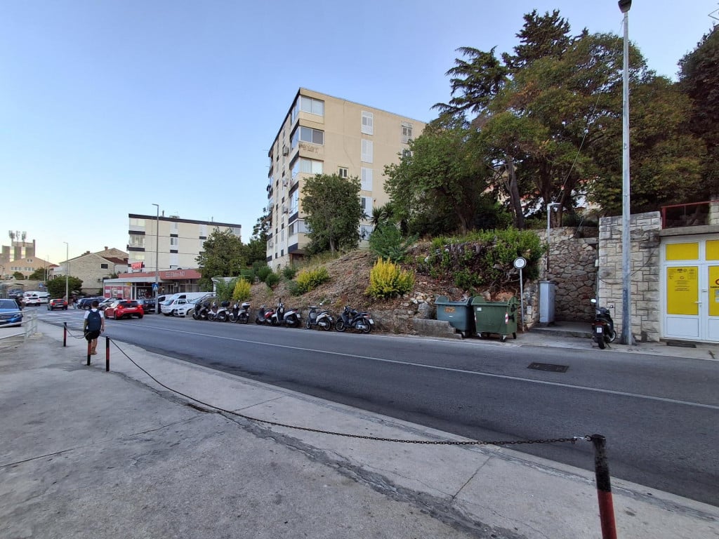 <p>Predloženi pje&scaron;ački nalazi se nekoliko metara od postojećeg prijelaza pred trgovinom</p>