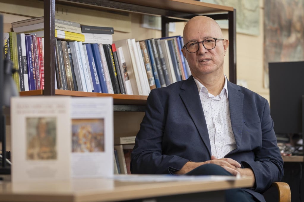 <p>Prof. dr. sc. Josip Vrandečić, predsjednik Književnog kluba Split: &rdquo;Najveći izazov s kojim se suočavamo jest zadržati kontinuitet visoke znanstvene, stručne i kulturne razine u vremenu opće komercijalizacije, digitalne povr&scaron;nosti i instant-kulture&rdquo;</p>