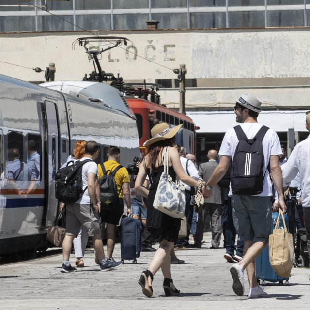 <p>Jadransko-jonski željeznički pravac uključuje Dubrovačko-neretvansku županiju do metkovića i Ploča, pa bi nakon toga i&scaron;ao ravno za Bar u Crnoj Gori</p>