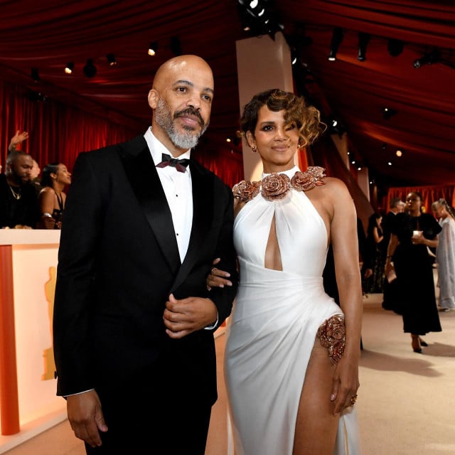 <p>Halle Berry snimljena sa sada&scaron;njim partnerom&nbsp;Van Huntom</p>