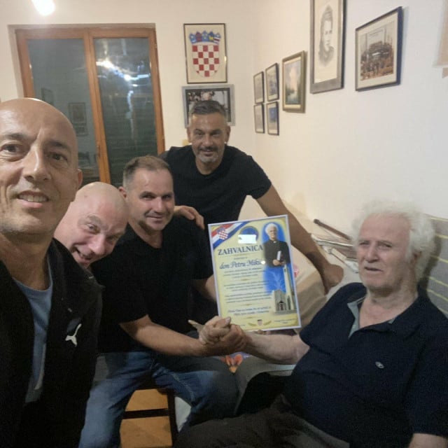 <p>Članovi udruge Prvi ročnik Hrvatske vojske Ploče posjetili legendarnog pločanskog svećenika don Petra Mikića</p>