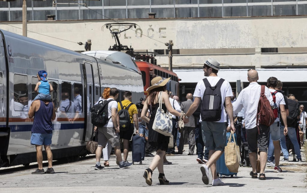 <p>Jadransko-jonski željeznički pravac uključuje Dubrovačko-neretvansku županiju do metkovića i Ploča, pa bi nakon toga i&scaron;ao ravno za Bar u Crnoj Gori</p>