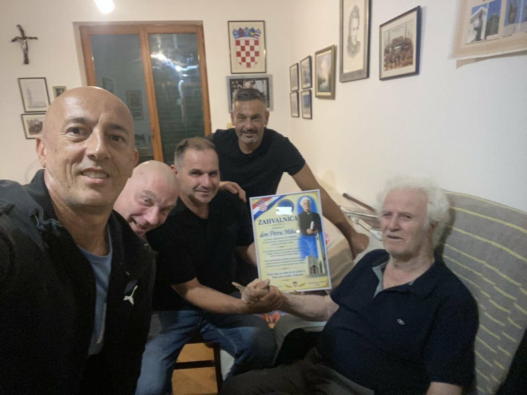 <p>Članovi udruge Prvi ročnik Hrvatske vojske Ploče posjetili legendarnog pločanskog svećenika don Petra Mikića</p>
