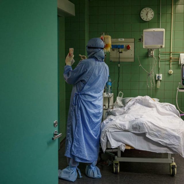 <p>Prema pisanju lokalnih medija preminula je 28-godi&scaron;nja laboratorijska tehničarka</p>