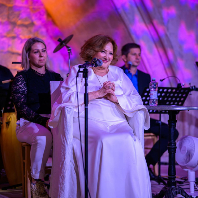 <p>Opro&scaron;tajni koncert glazbene dive Tereze Kesovije u Dubrovniku u Kneževom dvoru u lipnju</p>