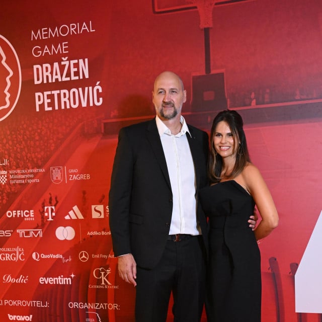 <p>Zagreb, 040924.<br>
Hotel Westin.<br>
Dolazak uzvanika na gala veceru uoci Memorijalne utakmice u sjecanje na Drazena Petrovica.<br>
Na fotografiji: uzvanici, Dino i Viktorija Radja.<br>