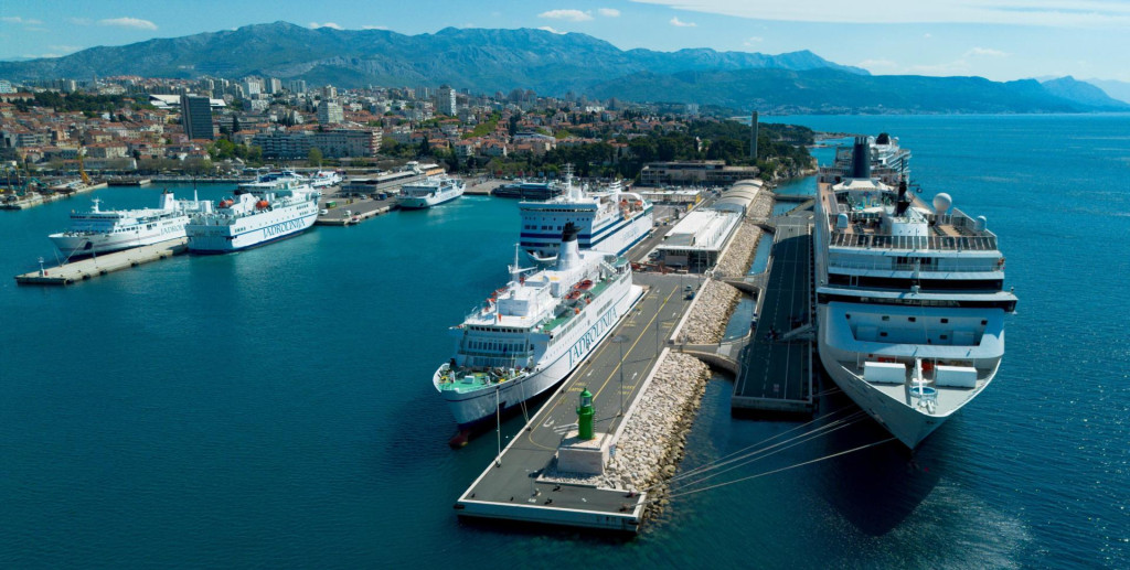 <p>Veliki kruzer za jedan dolazak u dalmatinsku luku može platiti između 20.000 i gotovo 30.000 eura, no najveći dio tog iznosa ne zavr&scaron;ava u gradskom proračunu</p>