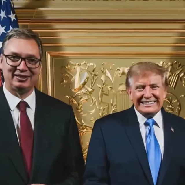 <p>Vučić pozira uz kartonsku maketu američkog predsjednika</p>