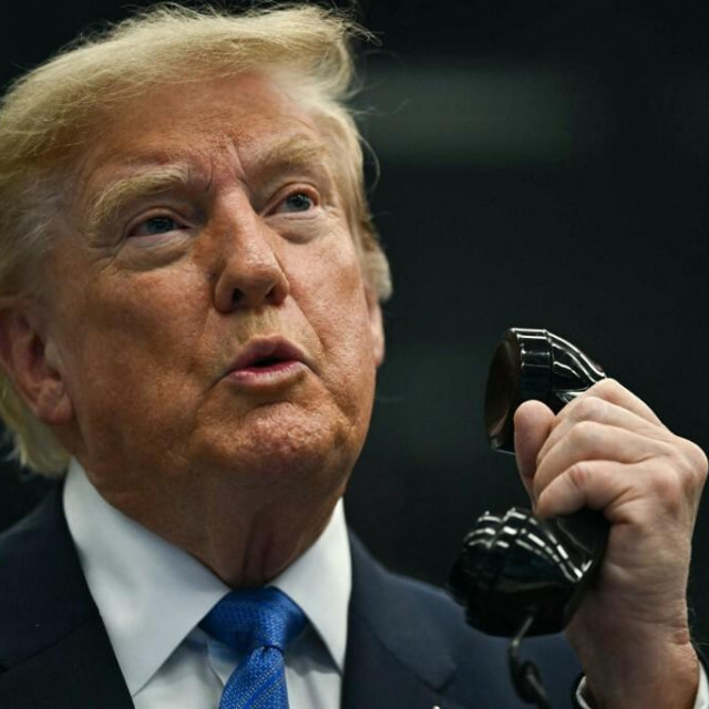<p>&nbsp;Donald Trump ne preza ni od objavljivanja privatnih brojeva političkih suparnika&nbsp;&nbsp;</p>