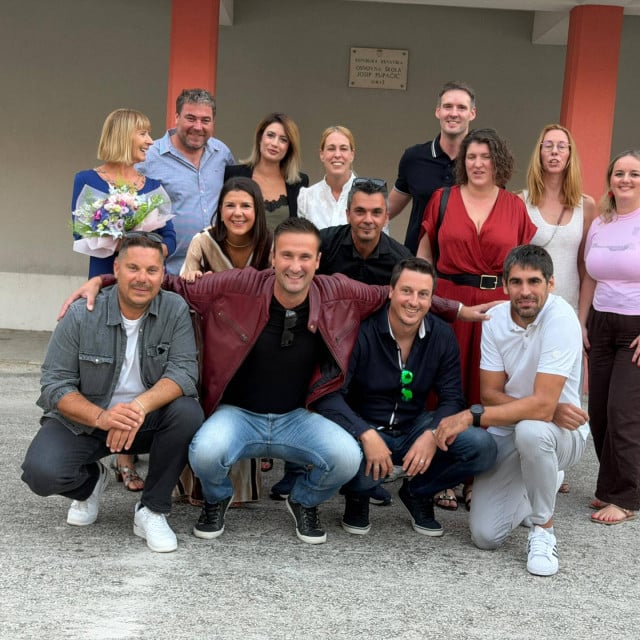 <p><strong>1 red s lijeva stoje</strong>: razrednica Helanda Čović, Anđelko Kovačić, Dina Čović, Sonja Stanić, Ivan Stanić, Ivana Marunčić, Ana Ćorić.<br>
<strong>2 red s lijeva:</strong> Karlo Farić, Anamarija Pandža, Boris Maru&scaron;ić, Vice Ribičić, Marko Lelas, Ivana Ora, Ivan Tafra</p>